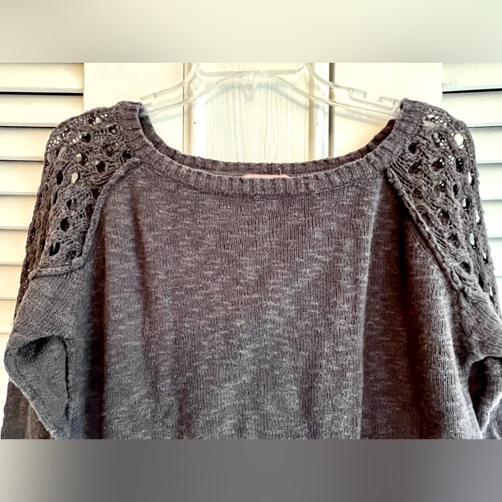 🏄‍♀️Rip Curl surfer girl sweater with airy crochet in shoulders and bottom.
